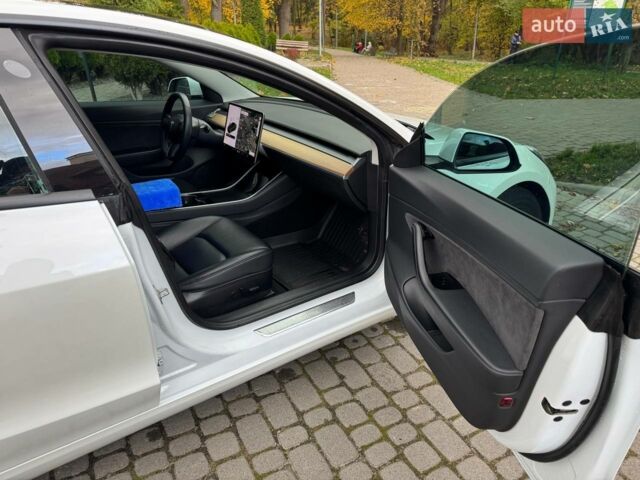 Білий Тесла Модель 3, об'ємом двигуна 0 л та пробігом 105 тис. км за 18550 $, фото 16 на Automoto.ua