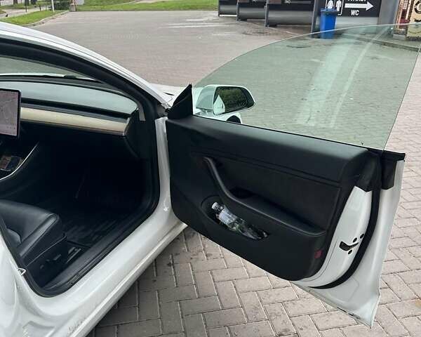 Белый Тесла Модель 3, объемом двигателя 0 л и пробегом 79 тыс. км за 16500 $, фото 17 на Automoto.ua