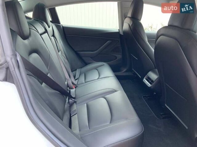 Белый Тесла Модель 3, объемом двигателя 0 л и пробегом 31 тыс. км за 32600 $, фото 32 на Automoto.ua