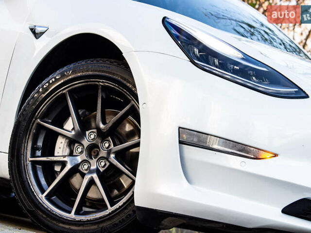 Белый Тесла Модель 3, объемом двигателя 0 л и пробегом 146 тыс. км за 17500 $, фото 2 на Automoto.ua