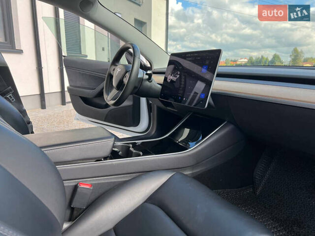 Білий Тесла Модель 3, об'ємом двигуна 0 л та пробігом 98 тис. км за 15500 $, фото 6 на Automoto.ua