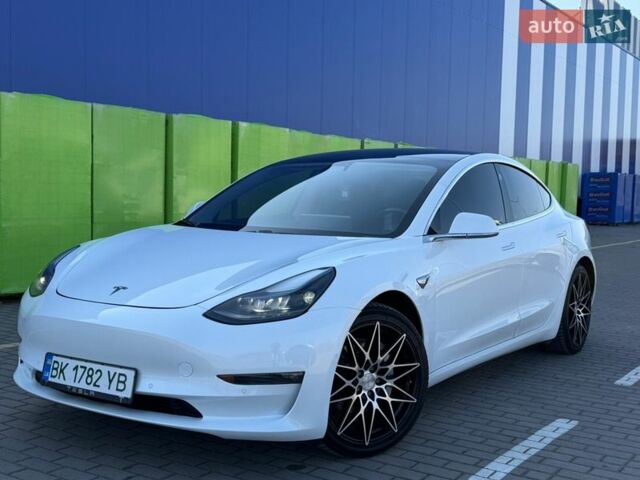 Білий Тесла Модель 3, об'ємом двигуна 0 л та пробігом 88 тис. км за 16999 $, фото 1 на Automoto.ua