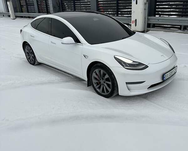 Білий Тесла Модель 3, об'ємом двигуна 0 л та пробігом 62 тис. км за 35000 $, фото 1 на Automoto.ua