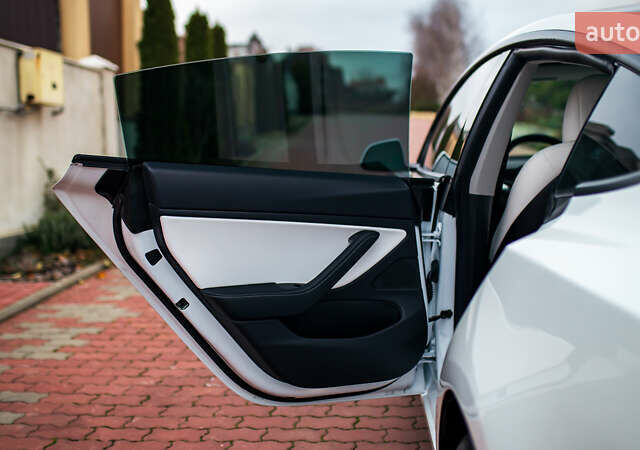 Белый Тесла Модель 3, объемом двигателя 0 л и пробегом 63 тыс. км за 15999 $, фото 21 на Automoto.ua