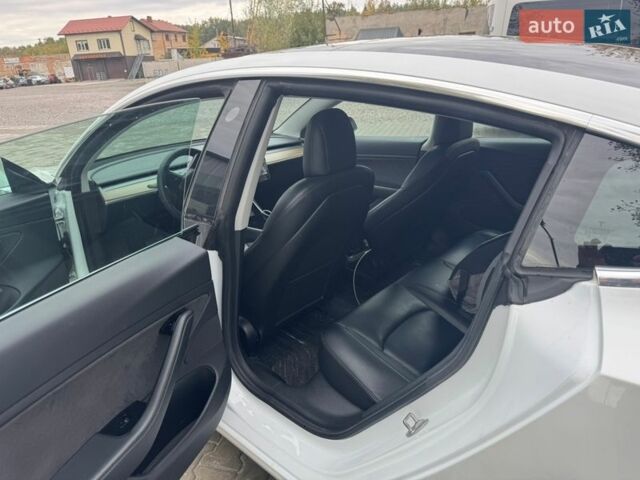 Белый Тесла Модель 3, объемом двигателя 0 л и пробегом 157 тыс. км за 15500 $, фото 3 на Automoto.ua