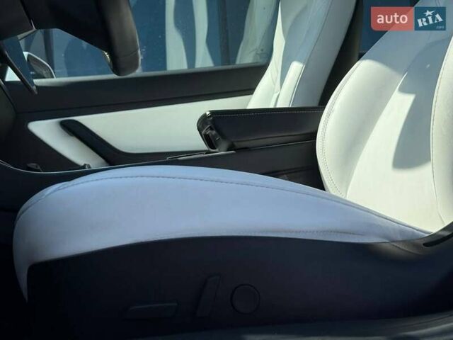 Білий Тесла Модель 3, об'ємом двигуна 0 л та пробігом 67 тис. км за 20500 $, фото 21 на Automoto.ua