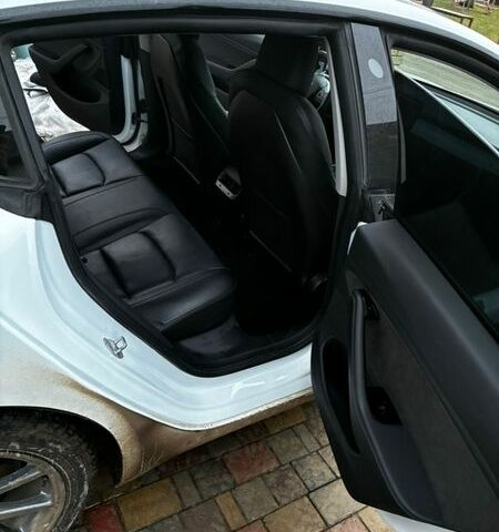 Белый Тесла Модель 3, объемом двигателя 0 л и пробегом 74 тыс. км за 16000 $, фото 9 на Automoto.ua