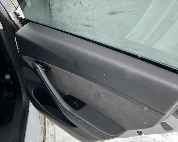 Белый Тесла Модель 3, объемом двигателя 0 л и пробегом 220 тыс. км за 16500 $, фото 24 на Automoto.ua