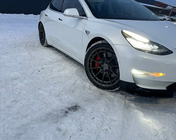 Білий Тесла Модель 3, об'ємом двигуна 0 л та пробігом 80 тис. км за 19000 $, фото 2 на Automoto.ua