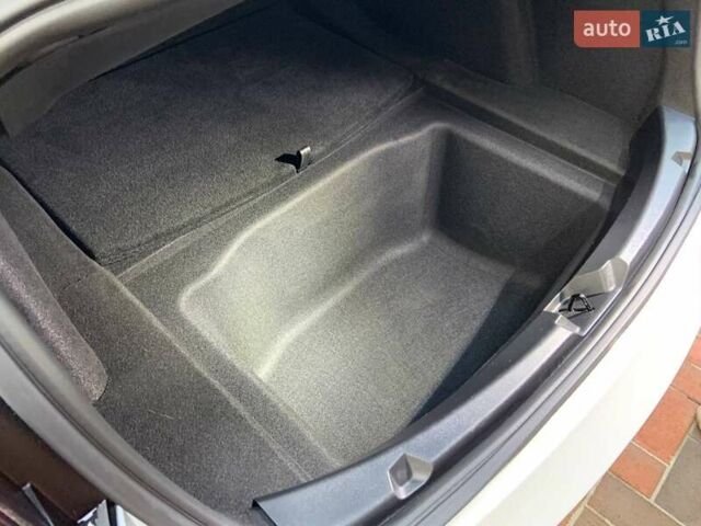 Белый Тесла Модель 3, объемом двигателя 0 л и пробегом 31 тыс. км за 32600 $, фото 22 на Automoto.ua