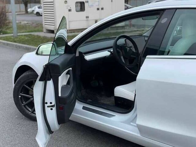 Білий Тесла Модель 3, об'ємом двигуна 0 л та пробігом 110 тис. км за 11540 $, фото 3 на Automoto.ua