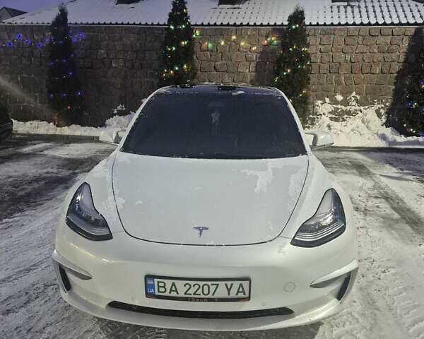 Белый Тесла Модель 3, объемом двигателя 0 л и пробегом 147 тыс. км за 16000 $, фото 3 на Automoto.ua