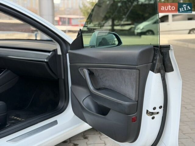 Белый Тесла Модель 3, объемом двигателя 0 л и пробегом 177 тыс. км за 12999 $, фото 22 на Automoto.ua