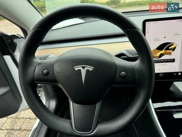 Белый Тесла Модель 3, объемом двигателя 0 л и пробегом 98 тыс. км за 18500 $, фото 3 на Automoto.ua