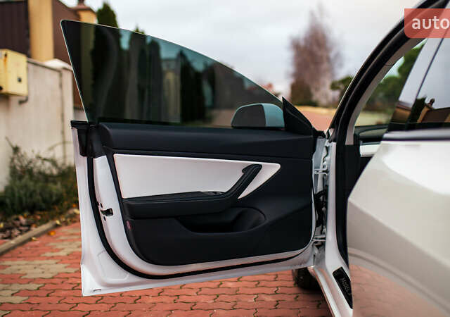 Белый Тесла Модель 3, объемом двигателя 0 л и пробегом 63 тыс. км за 15999 $, фото 49 на Automoto.ua