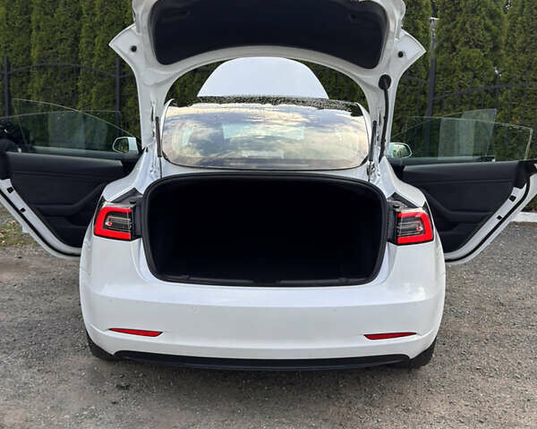 Белый Тесла Модель 3, объемом двигателя 0 л и пробегом 32 тыс. км за 21500 $, фото 20 на Automoto.ua