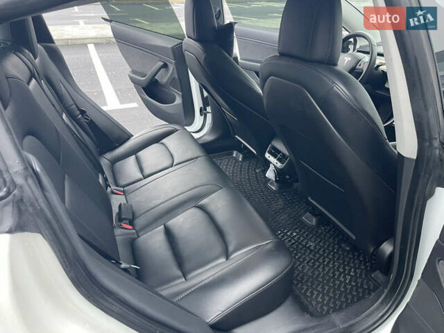 Белый Тесла Модель 3, объемом двигателя 0 л и пробегом 73 тыс. км за 17000 $, фото 35 на Automoto.ua