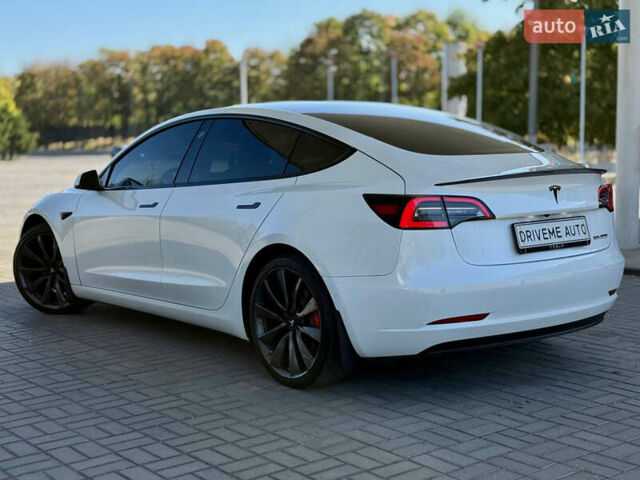 Белый Тесла Модель 3, объемом двигателя 0 л и пробегом 77 тыс. км за 21499 $, фото 4 на Automoto.ua