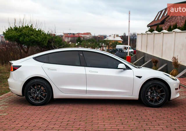 Белый Тесла Модель 3, объемом двигателя 0 л и пробегом 63 тыс. км за 15999 $, фото 11 на Automoto.ua