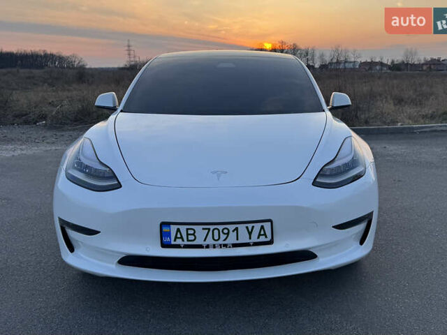 Білий Тесла Модель 3, об'ємом двигуна 0 л та пробігом 63 тис. км за 17999 $, фото 1 на Automoto.ua
