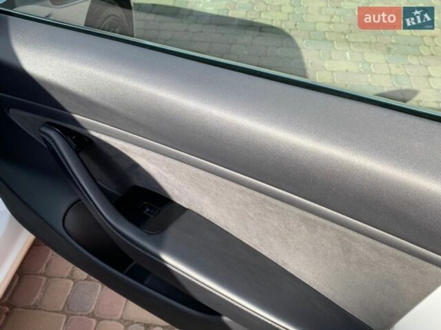 Белый Тесла Модель 3, объемом двигателя 0 л и пробегом 98 тыс. км за 17400 $, фото 10 на Automoto.ua