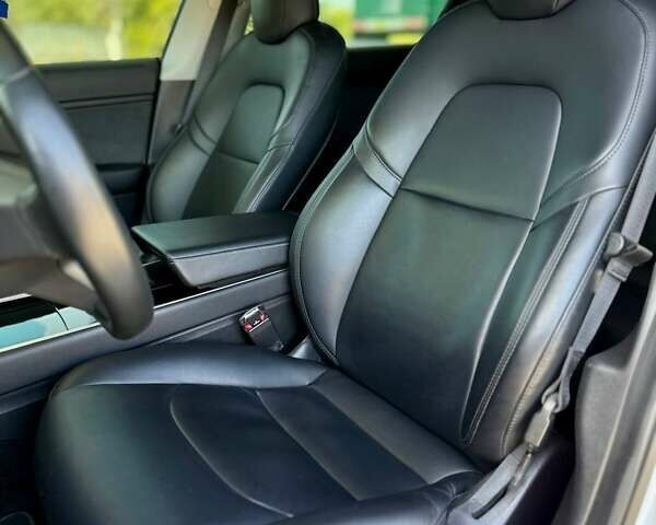 Белый Тесла Модель 3, объемом двигателя 0 л и пробегом 78 тыс. км за 20999 $, фото 13 на Automoto.ua