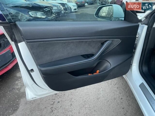 Белый Тесла Модель 3, объемом двигателя 0 л и пробегом 160 тыс. км за 11500 $, фото 9 на Automoto.ua