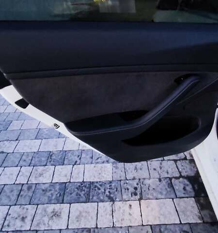 Білий Тесла Модель 3, об'ємом двигуна 0 л та пробігом 48 тис. км за 16900 $, фото 4 на Automoto.ua