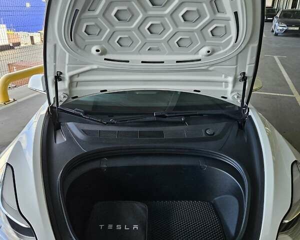 Белый Тесла Модель 3, объемом двигателя 0 л и пробегом 130 тыс. км за 23999 $, фото 18 на Automoto.ua