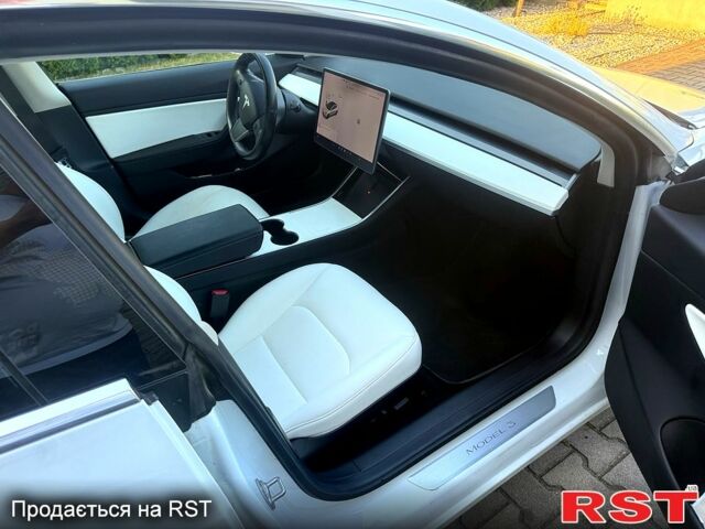 Білий Тесла Модель 3, об'ємом двигуна 0.32 л та пробігом 72 тис. км за 18900 $, фото 8 на Automoto.ua