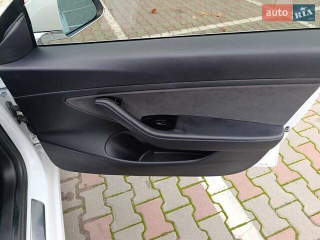 Білий Тесла Модель 3, об'ємом двигуна 0 л та пробігом 151 тис. км за 17300 $, фото 23 на Automoto.ua