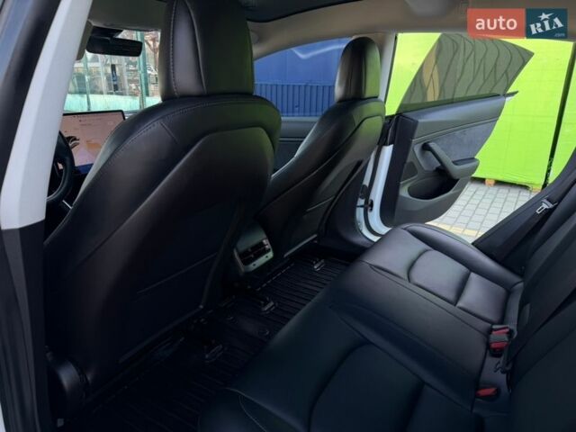 Білий Тесла Модель 3, об'ємом двигуна 0 л та пробігом 88 тис. км за 16999 $, фото 19 на Automoto.ua