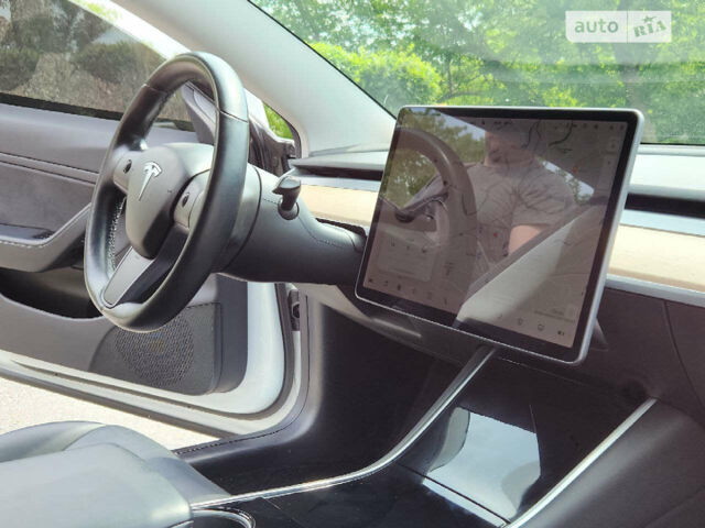 Білий Тесла Модель 3, об'ємом двигуна 0 л та пробігом 135 тис. км за 17200 $, фото 15 на Automoto.ua