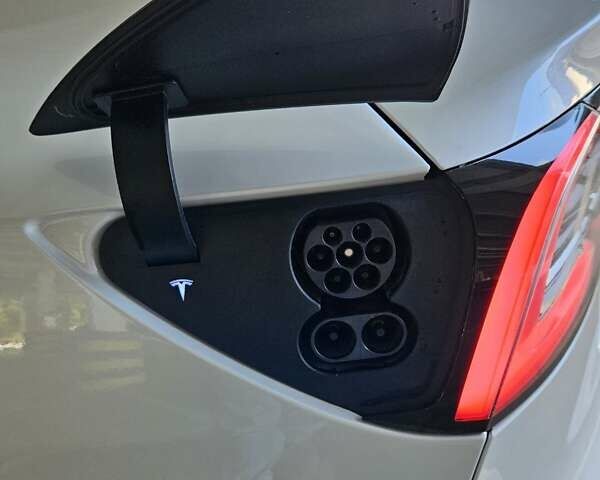 Белый Тесла Модель 3, объемом двигателя 0 л и пробегом 130 тыс. км за 23999 $, фото 6 на Automoto.ua