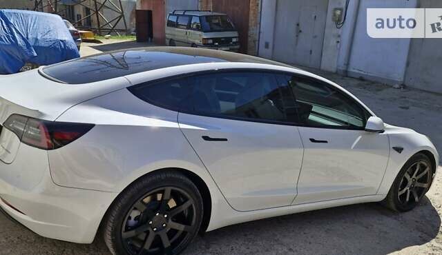 Белый Тесла Модель 3, объемом двигателя 0 л и пробегом 75 тыс. км за 25799 $, фото 3 на Automoto.ua