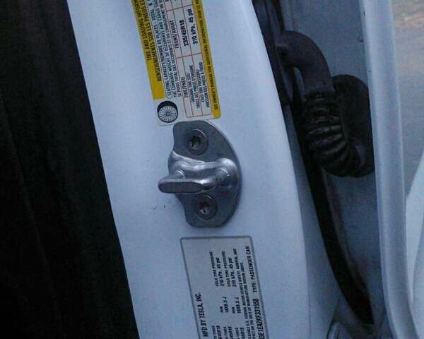 Білий Тесла Модель 3, об'ємом двигуна 0 л та пробігом 184 тис. км за 21100 $, фото 10 на Automoto.ua