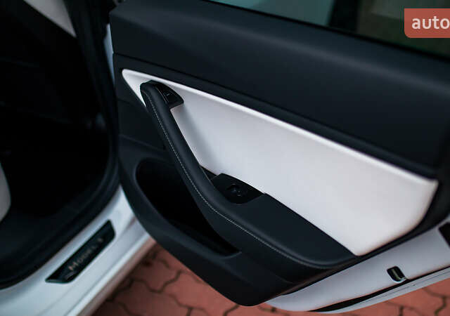 Белый Тесла Модель 3, объемом двигателя 0 л и пробегом 63 тыс. км за 15999 $, фото 27 на Automoto.ua