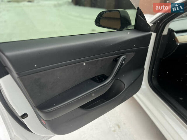 Белый Тесла Модель 3, объемом двигателя 0 л и пробегом 73 тыс. км за 17500 $, фото 32 на Automoto.ua