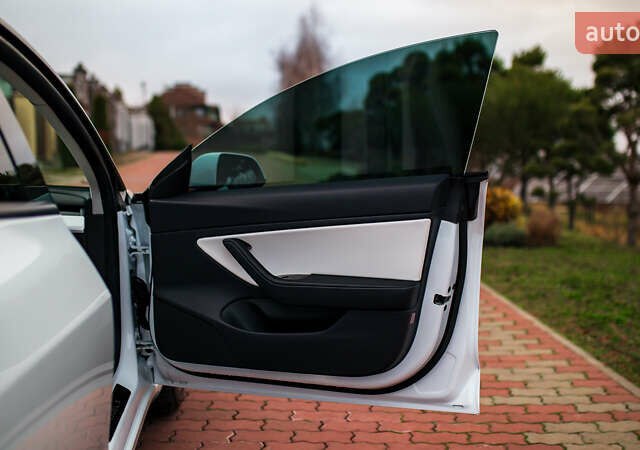 Белый Тесла Модель 3, объемом двигателя 0 л и пробегом 63 тыс. км за 15999 $, фото 39 на Automoto.ua