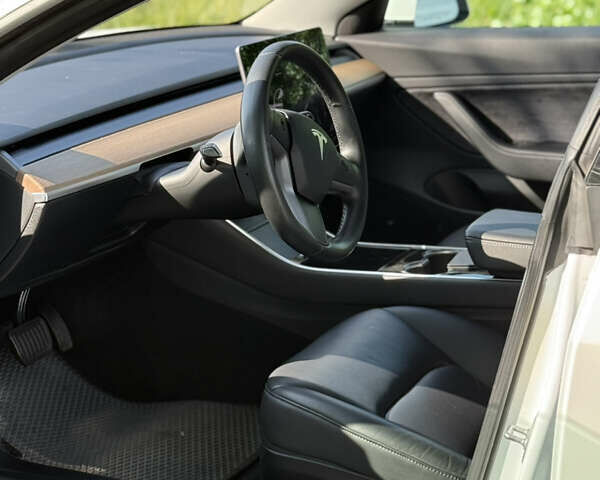 Белый Тесла Модель 3, объемом двигателя 0 л и пробегом 101 тыс. км за 14600 $, фото 43 на Automoto.ua
