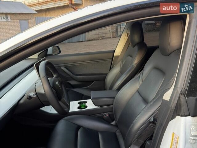 Білий Тесла Модель 3, об'ємом двигуна 0 л та пробігом 83 тис. км за 15599 $, фото 8 на Automoto.ua