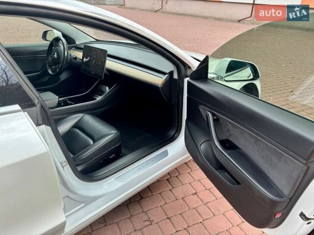 Білий Тесла Модель 3, об'ємом двигуна 0 л та пробігом 108 тис. км за 16400 $, фото 8 на Automoto.ua