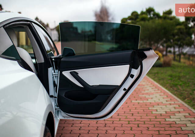 Белый Тесла Модель 3, объемом двигателя 0 л и пробегом 63 тыс. км за 15999 $, фото 26 на Automoto.ua