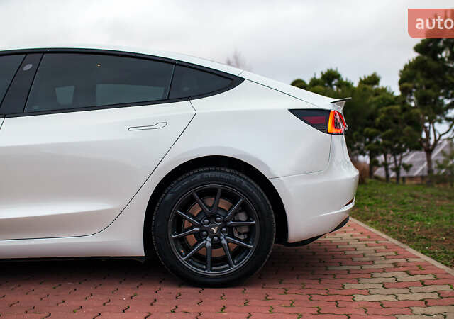 Белый Тесла Модель 3, объемом двигателя 0 л и пробегом 63 тыс. км за 15999 $, фото 7 на Automoto.ua