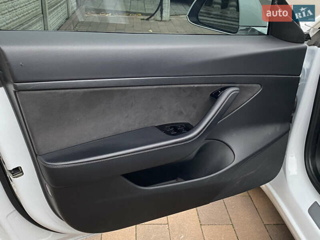 Белый Тесла Модель 3, объемом двигателя 0 л и пробегом 127 тыс. км за 17200 $, фото 20 на Automoto.ua