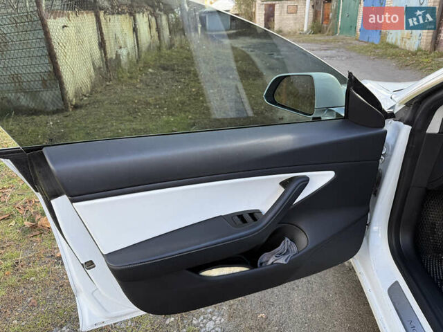 Белый Тесла Модель 3, объемом двигателя 0 л и пробегом 89 тыс. км за 16999 $, фото 22 на Automoto.ua