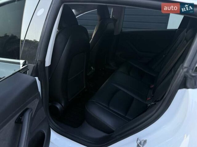 Белый Тесла Модель 3, объемом двигателя 0 л и пробегом 130 тыс. км за 16700 $, фото 16 на Automoto.ua