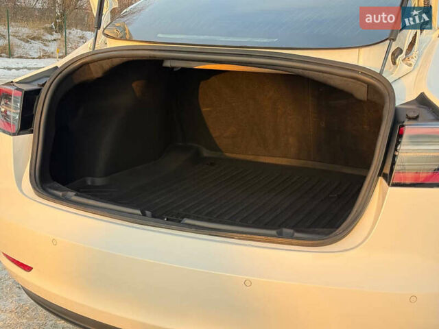 Белый Тесла Модель 3, объемом двигателя 0 л и пробегом 190 тыс. км за 15950 $, фото 39 на Automoto.ua