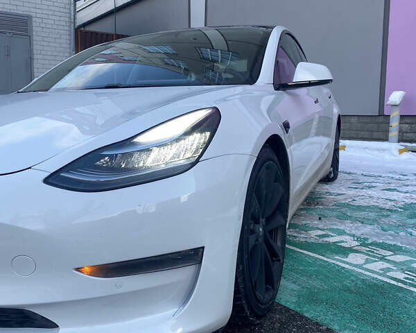 Белый Тесла Модель 3, объемом двигателя 0 л и пробегом 32 тыс. км за 32800 $, фото 2 на Automoto.ua