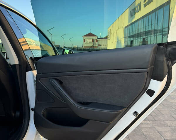 Білий Тесла Модель 3, об'ємом двигуна 0 л та пробігом 61 тис. км за 19999 $, фото 9 на Automoto.ua